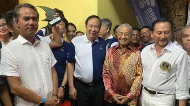 IM电竞官网|
浙江男篮刘泽一进攻犯规撞倒周鹏 裁判吹罚周鹏假摔让人目瞪口呆(图5) IM电竞