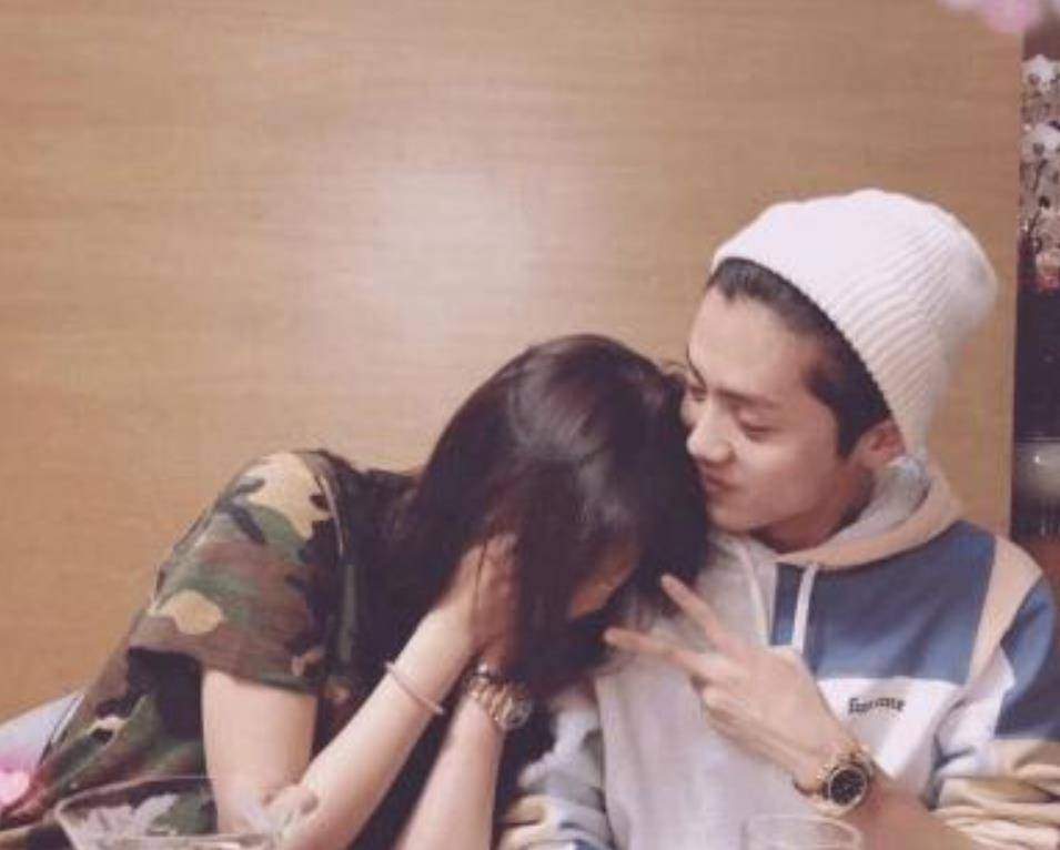 IM电竞平台|
明星“官宣恋情”时的照片什么样？唐嫣童趣 鹿晗甜蜜 戚薇的最霸气(图4)