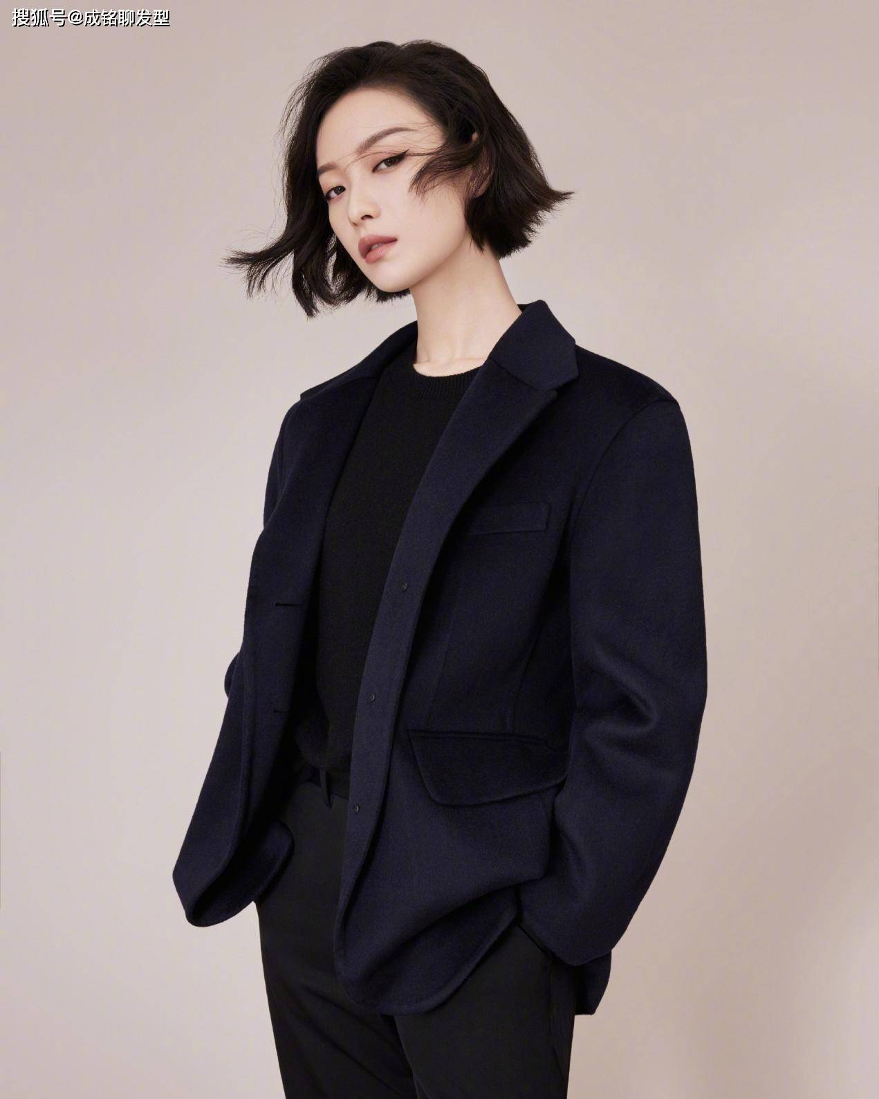 
发量少又细软适合什么发型？倪妮的微卷短发相识下 时尚又显高级“IM电竞官网”(图6)