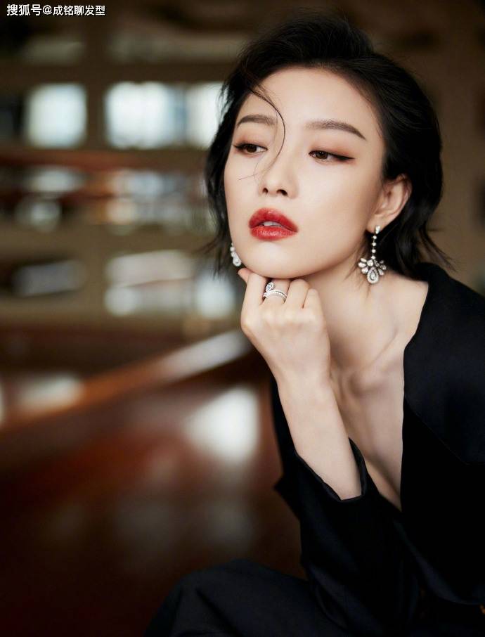 
发量少又细软适合什么发型？倪妮的微卷短发相识下 时尚又显高级“IM电竞官网”(图7)