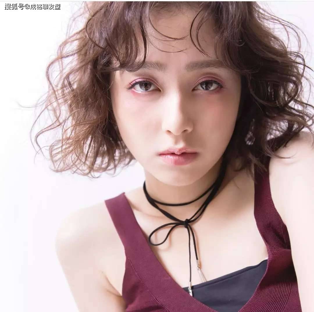 
发量少又细软适合什么发型？倪妮的微卷短发相识下 时尚又显高级“IM电竞官网”(图10)