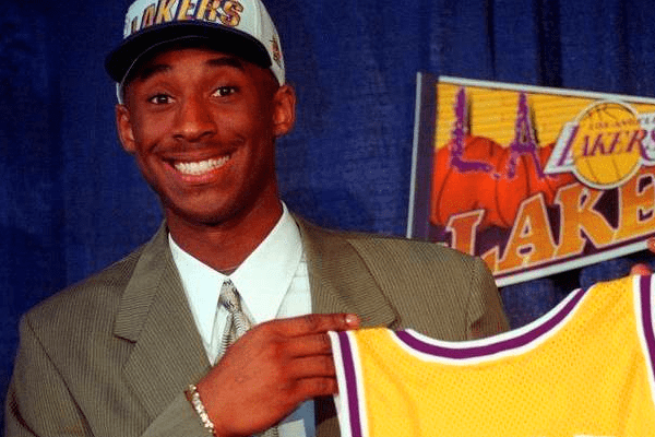 IM电竞_
98科比是最水全明星首发？看完这2人后 才发现科比被冤枉很多多少年！(图4)