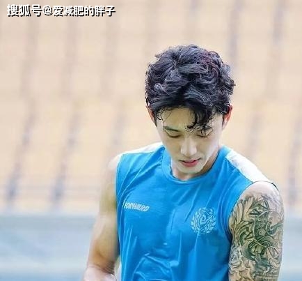 【IM电竞】
97年韩国足球运发动 靠颜值在中国走红 像极了韩剧男主角