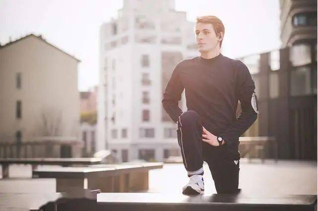 
秋季潮男出街这样穿 想不吸睛都难_IM电竞(图7)