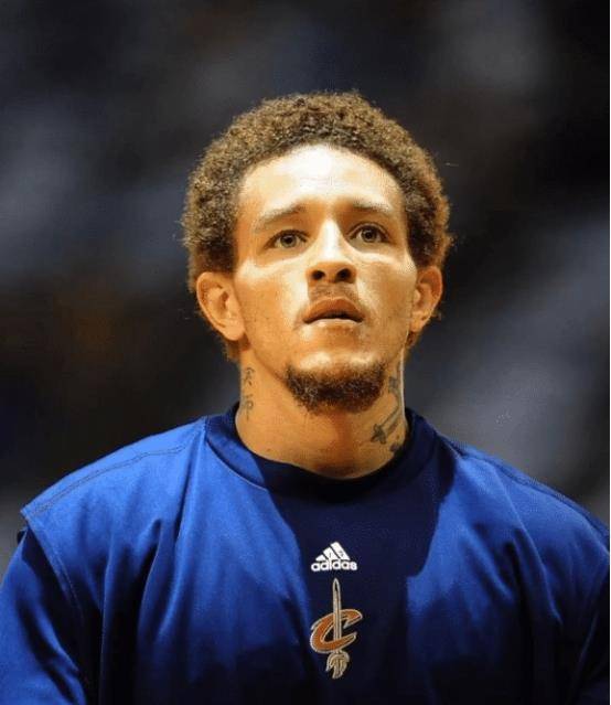 IM电竞官网：
NBA球星“太上皇”陌头流离 与詹姆斯母亲闹绯闻 现在成这样！(图4)